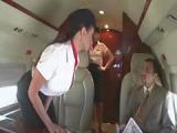 Dwie stewardessy z pasazerem
