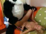 Nastolatka rucha sie z panda