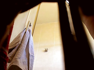 Not My sister in law in the shower (hidden cam)