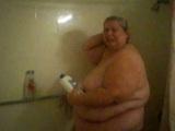 Bardzo gruba babcia pod prysznicem
