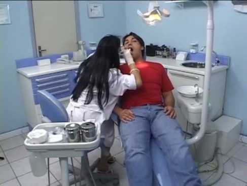 Mirela dentista dando o cú no consultório