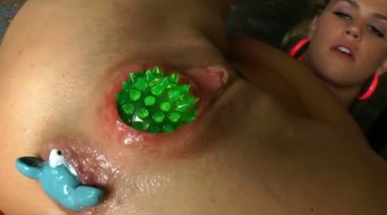 Nasty girl stuffs her holes with rubber toys in anal toying solo clip - Toys porn