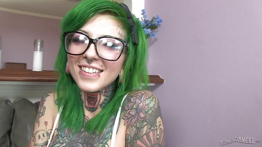 Green haired babe Sydnee Vicious loves to suck cock | PornTube &reg;